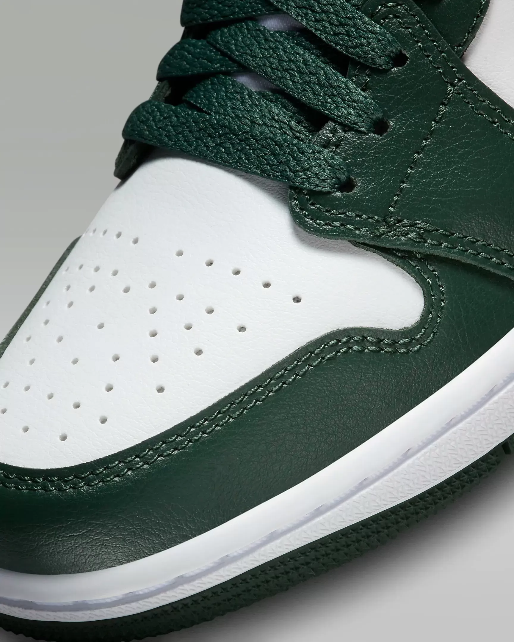 Jordan Retro 1’s Low Galactic Jade (WMNS)